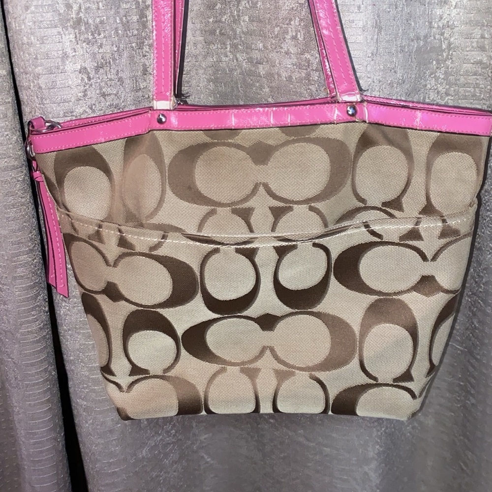 Beige Coach logo bag with pink stripes and handles - Picture 2 of 3